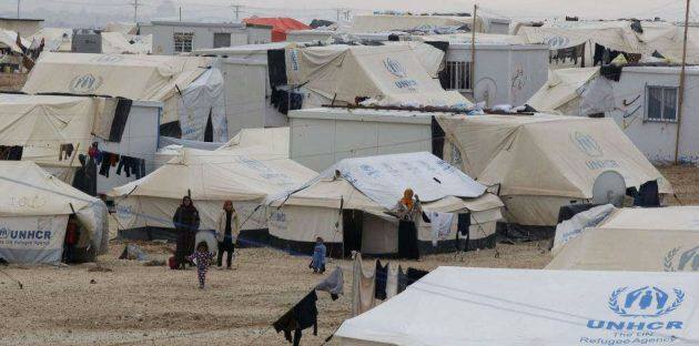 مخيم القاهرة في إدلب… حر لا يحتمل وخيام ممزقة
