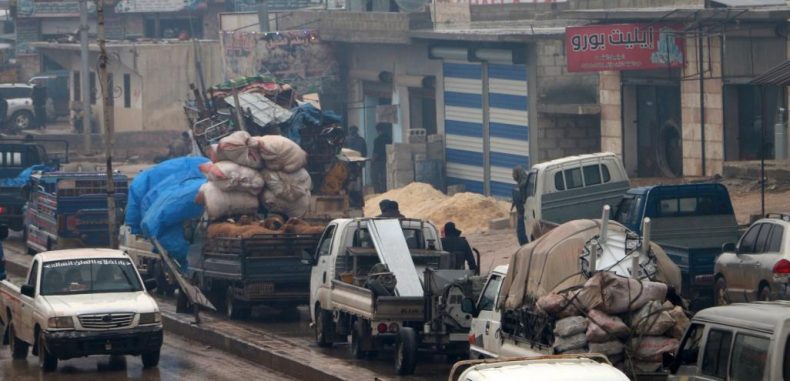 النظام السوري يهجّر 30 عائلة من أم باطنة ويجدد قصف إدلب