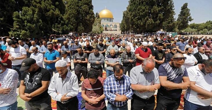 المقدسيون ينفجرون في وجه الاحتلال: 120مصابا و50 معتقلا… و60 ألفا يؤدون الصلاة في الأقصى رغم الحواجز العسكرية
