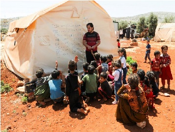 نازحون سوريون يكتبون على الخيام