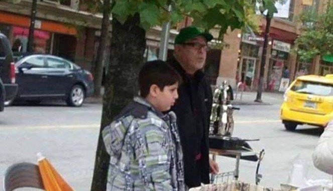 (الحمصي) يبيع القهوة في شوارع كندا .. وسوريون يمنحونه (وسام الشرف) ..