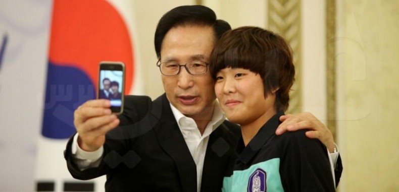 الفرق بين من بنى بلده ومن خربها ..