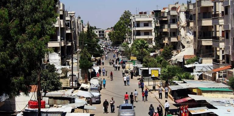 هذه حياتنا… تعرّف على الحياة المعيشية في حي الوعر “المحاصر”