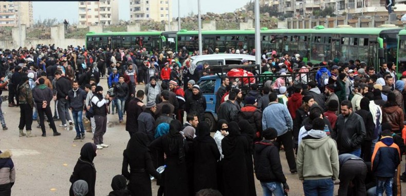 العقيد سيرغي ممثل مركز حميم “للمصالحة” في الوعر لمقابلة الأهالي ــ أحمد الحمصي