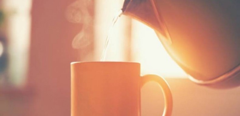 هل يؤثر شرب الماء الدافئ صباحا على تخفيف وزنك؟