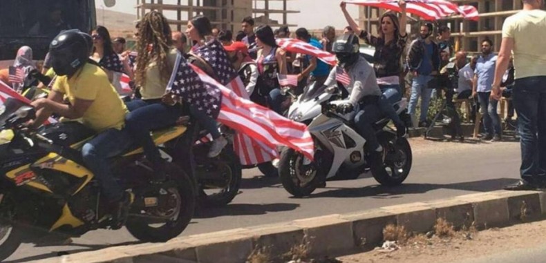 ما قصة الأعلام الأميركية التي رفعت وسط دمشق ؟