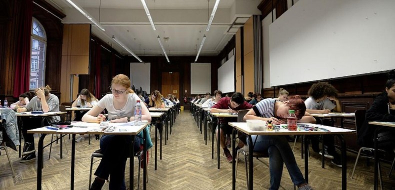 توقيف طالب غش في الامتحان بطريقة “عبقرية”