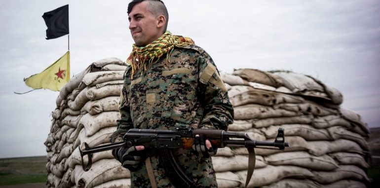 مقاتل أمريكي سابق في YPG: قياديو الوحدات مهووسون بالبروباغندا، وأحدهم منع علاج مدنيين عرب في منبج