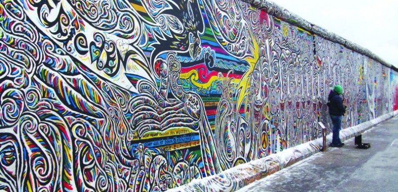 الأزمة المالية وأزمة الديموقراطية وأزمة أوروبا… في حقبة «ما بعد الجدار»