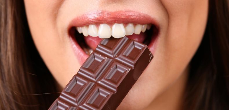 تناول الشوكولاتة يقي من مرض خطير ..