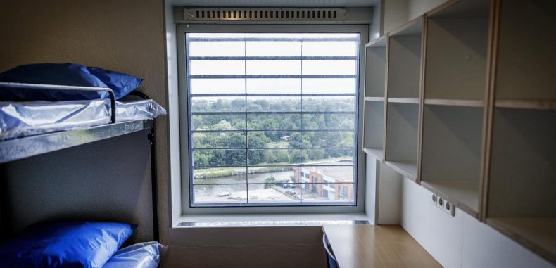 بلد يغلق سجونه و”يستورد” معتقلين!