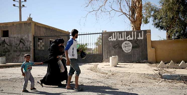 يتمنى أن يطول انشغال أمريكا وحلفائها في معركة الرقة: عين النظام السوري على دير الزور ومنابع النفط ــ منهل باريش