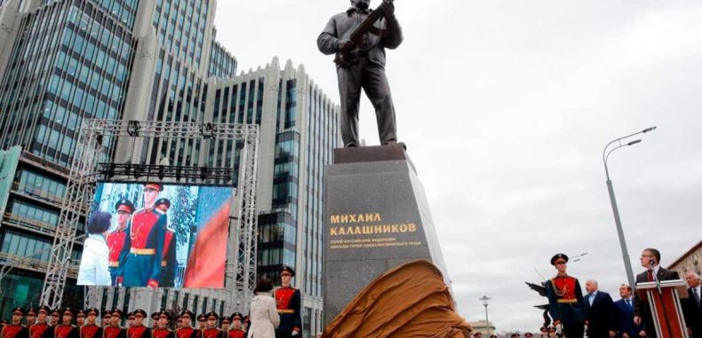 روسيا تخلد مخترع البندقية كلاشنيكوف