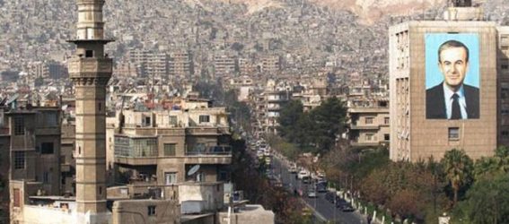صورة عملاقة لحافظ الأسد على أحد جدران مدينة دمشق