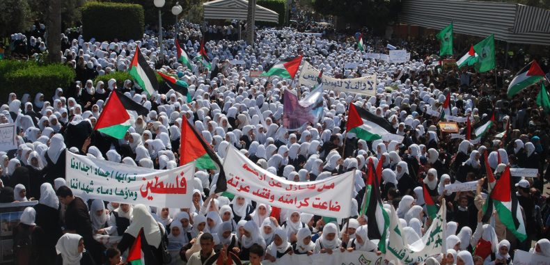 الغضب الفلسطيني يتواصل لليوم السابع ضد قرار ترامب