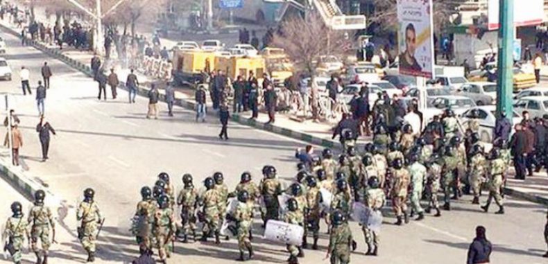 وسائل التواصل الاجتماعي: إطلاق النار على محتجين اثنين على الأقل في غرب إيران