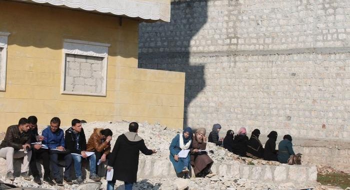 طلاب “جامعة حلب الحرة” يتلقون محاضراتهم في العراء – ريان محمد
