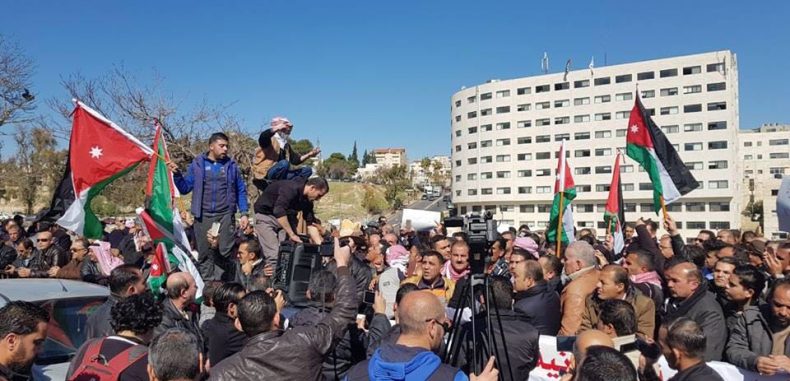 الأردن: وقفة احتجاجية تُطالب بإقالة الحكومة وحلّ البرلمان