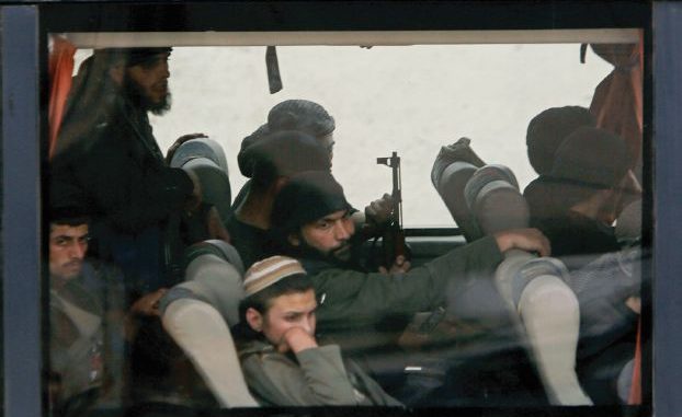 جنوب الغوطة يلتحق بـ «اتفاق» الإجلاء وقصف وتفاوض قبل وقف النار في دوما