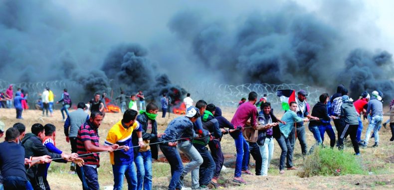 الفلسطينيون يجتازون الحدود خلال «مسيرة العودة»