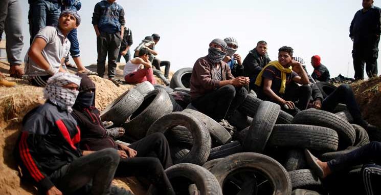 إصابة عشرات الفلسطينيين بالرصاص والغاز المسيل للدموع في احتجاجات على الحدود