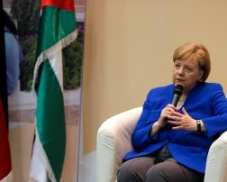 ميركل تؤكد: لن نشارك بإعادة إعمار سوريا دون حل سياسي