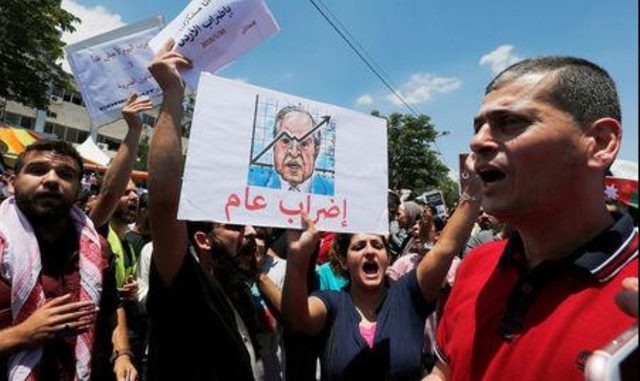 رئيس وزراء الأردن يرفض سحب مشروع قانون للضرائب بعد احتجاجات