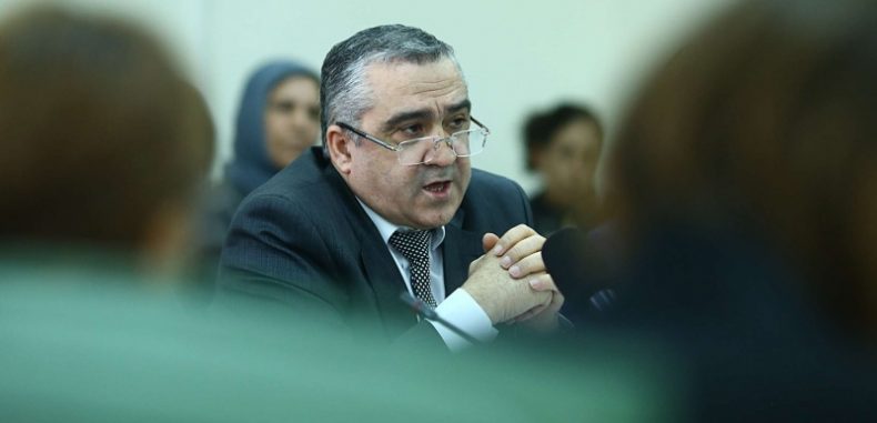 إقالة وزير داخلية تونس بعد غرق مركب للمهاجرين
