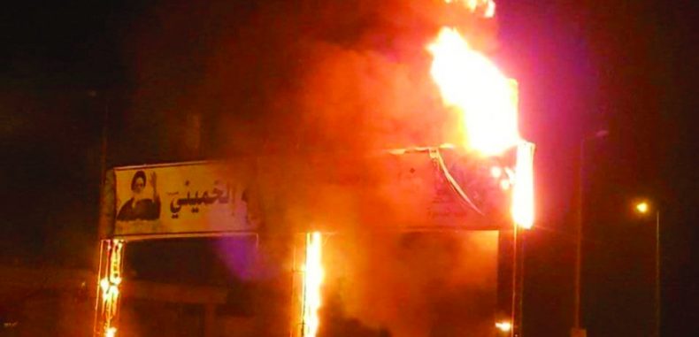 حرق صوَر خامنئي والخميني في البصرة