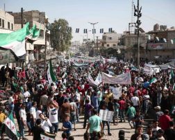 تظاهرات حاشدة في شمال غرب سوريا تطالب النظام بالافراج عن المعتقلين