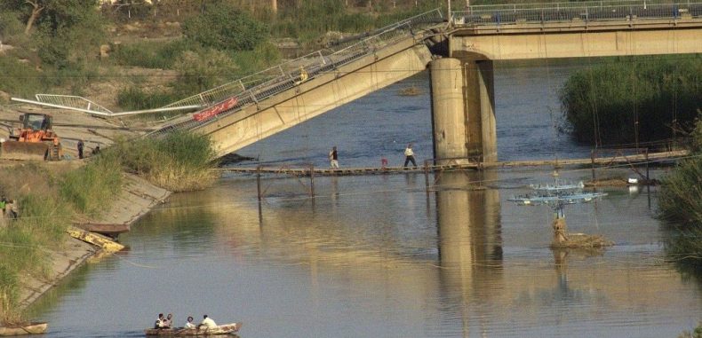 شبكة حقوقية: النظام وروسيا ارتكبوا 15 مجزرة جراء استهداف المعابر المائية بدير الزور