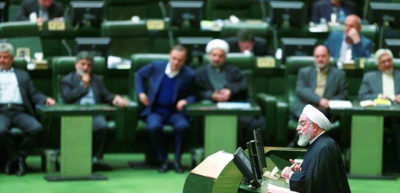 العقوبات الأميركية تقلّص موازنة إيران إلى النصف