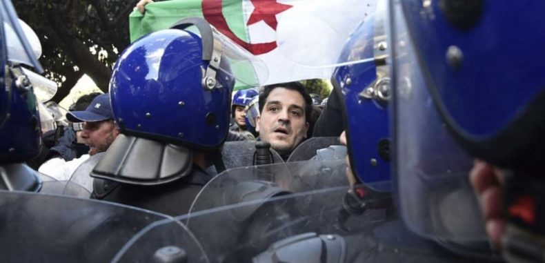 الإعلام الجزائري يدفن رأسه هربا من هدير أصوات الاحتجاجات