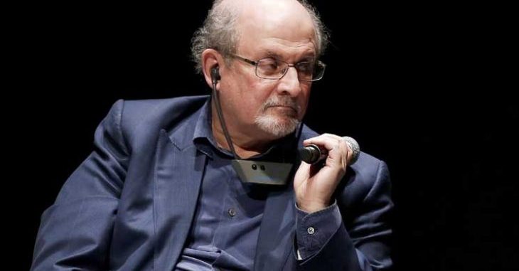 سلمان رشدي لا يريد “العيش متخفيا” بعد 30 عاما على فتوى الخميني بحقه