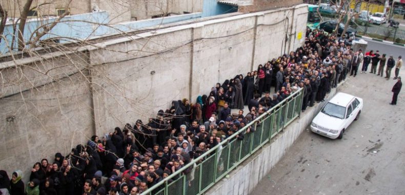 عقوبات وفساد وطبقية.. حصيلة أربعة عقود من الثورة الإيرانية