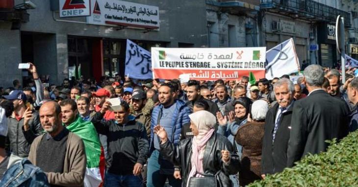تشييع جنازة نجل شخصية تاريخية قُتل خلال مظاهرات الجزائر