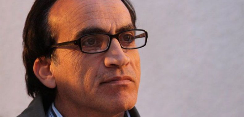 كما في قِصة الملك العاري حينما وحده الطفلُ من تَجرّأ وأشارَ بيدهِ وقال أن الملك لا يرتدي شيئاً ! _ سميح شقير