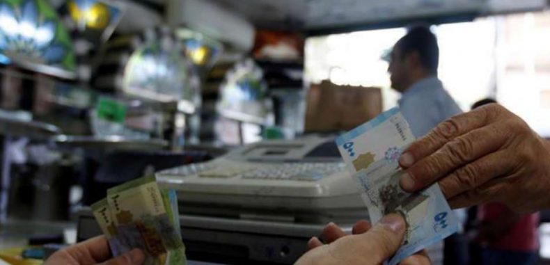 خبراء اقتصاديون يكشفون أسباب ارتفاع الدولار أمام الليرة السورية مؤخراً
