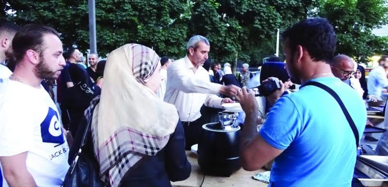 مسيحي يقيم موائد إفطار رمضانية منذ ربع قرن