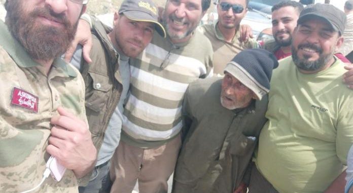 بعد رفضه إهانة عناصر “الأسد”.. المسن صاحب الفيديو الشهير يصل المناطق المحرَّرة