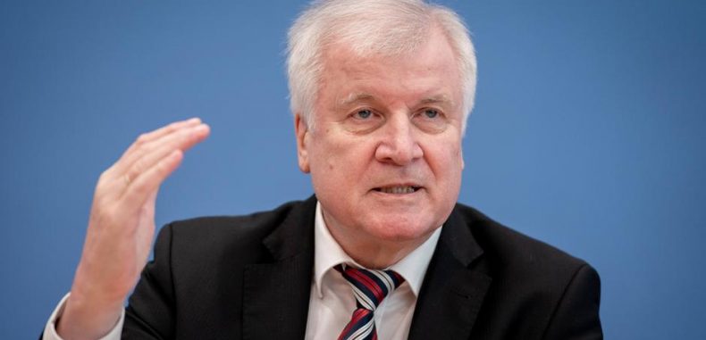 زيهوفر: على اللاجئ الذي لا يحتاج للحماية مغادرة أوروبا