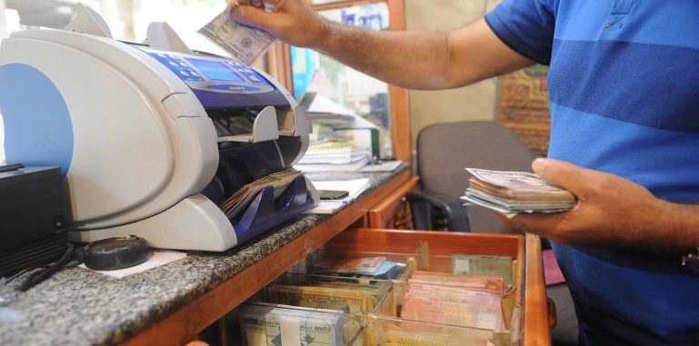 من وراء تهريب الدولار من السوق اللبناني إلى سوريا؟