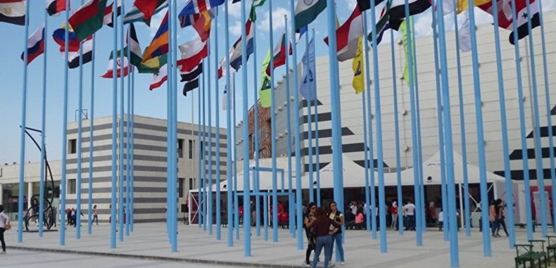 معرض دمشق الدولي.. احتفال على إيقاع المجزرة