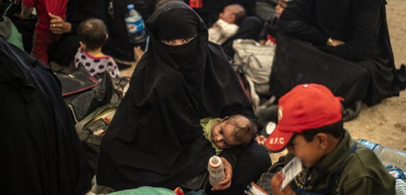 مخيم الهول مجدداً.. أطفال طي النسيان و”عرائس” متطرفات