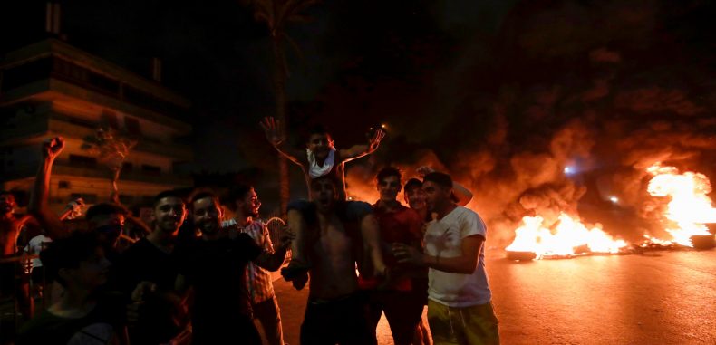 لبنان ينتفض.. “واتساب” يشعل تظاهرات عارمة ويقفل الطرقات