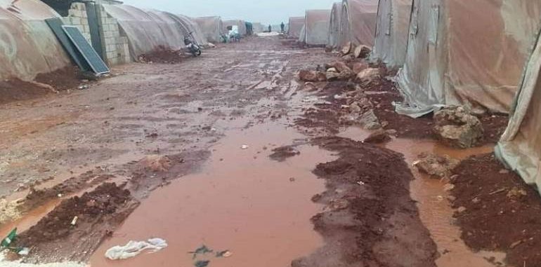 أول منخفضات الشتاء يحول مخيمات في الشمال السوري إلى طين وسيول