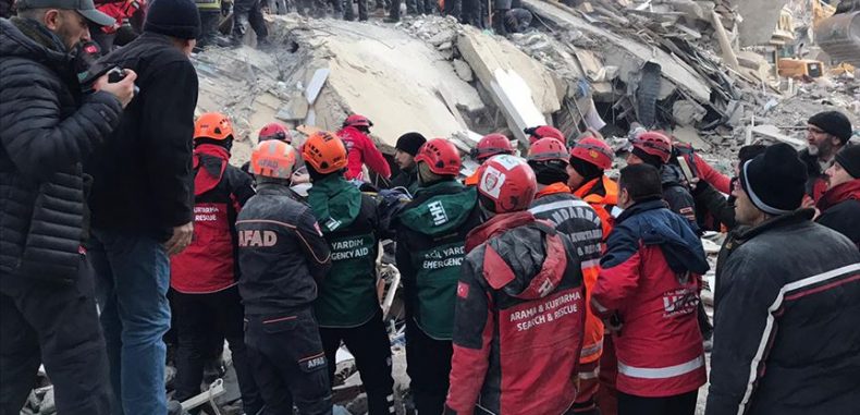 وزير الداخلية التركي: ارتفاع عدد وفيات الزلزال إلى 22