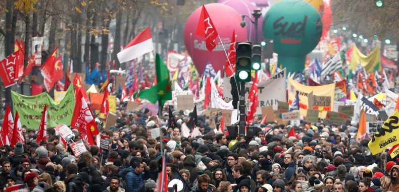 إصلاح أنظمة التقاعد: المظاهرات تتواصل والحكومة الفرنسية تسحب مقترح “السن الموازن”