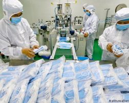 تراجع حالات الإصابة بفيروس كورونا والخبراء مختلفون حول قرب ذروة التفشي