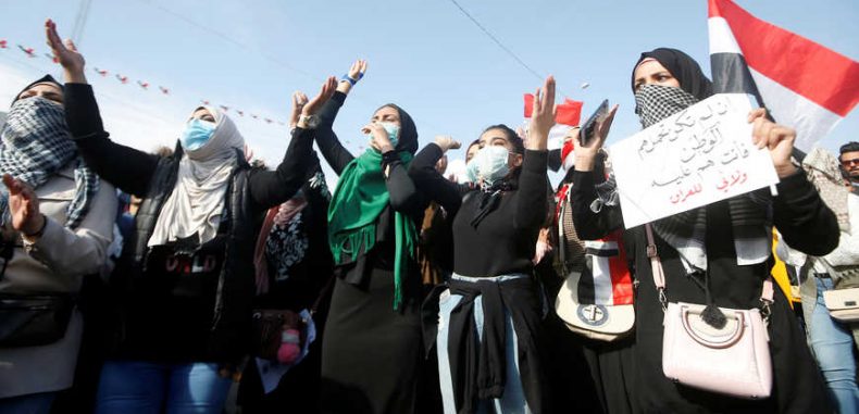 مصادر بالشرطة: قوات الأمن العراقية تقتل أحد المحتجين في بغداد ومتظاهرو النجف  يواصلون احتجاجاتهم بالكمامات